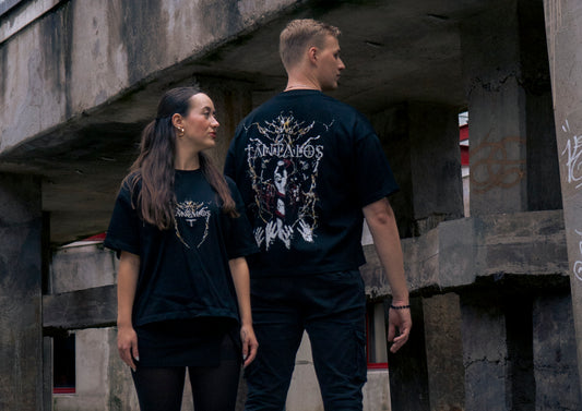 Two people wearing techno T-shirt